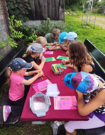 Kinder an einem Tisch