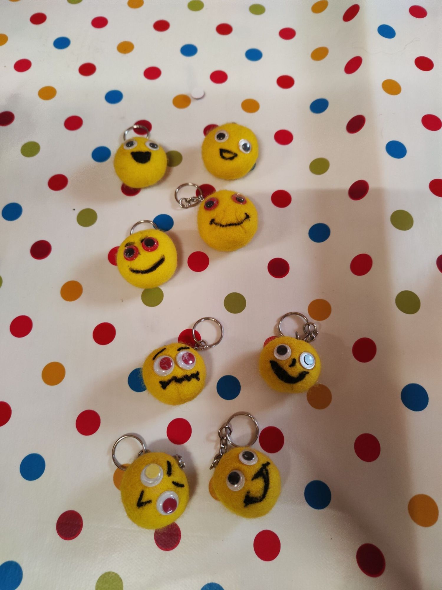 Kindergeburtstag Kreativ-Paket (3 Stunden) Fertige gelbe Smiley-Schlüsselanhänger aus Alpakawolle bei einem Kindergeburtstag mit Schönenberg Alpakas im Mindeltal, Jettingen-Scheppach