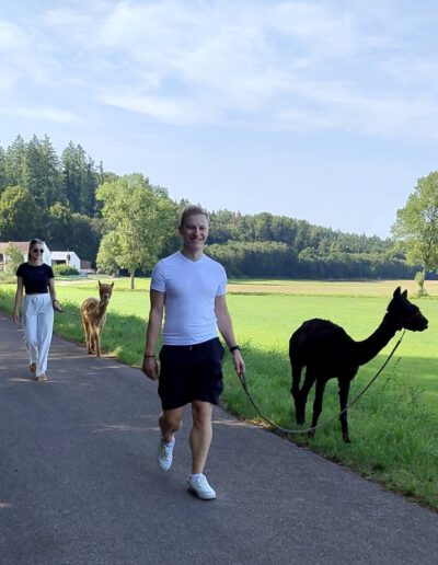 Paar mit Alpakas