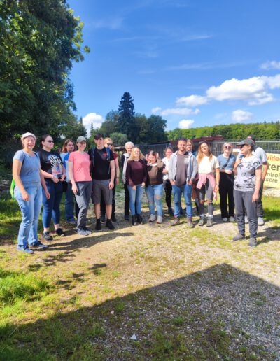 Gruppe von Gästen wird bei der Alpakawanderung in Jettingen-Scheppach herzlich von Schönenberg Alpakas begrüßt