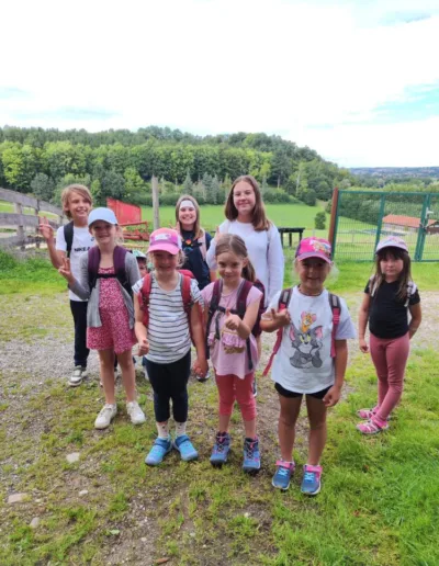 Kinder bei der Begrüßung auf dem Hof