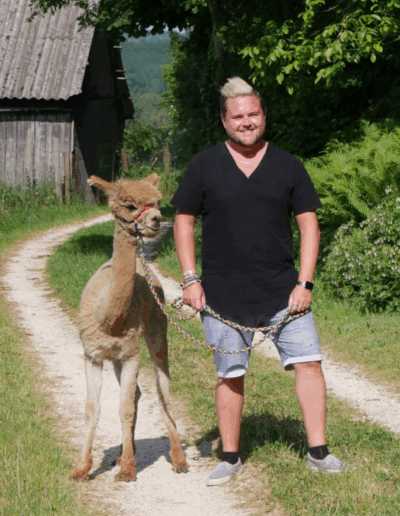 Mensch mit Alpaka auf dem Weg