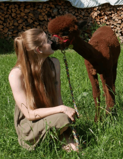 Eine Besucherin mit Alpaka