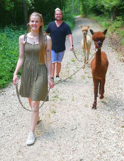 Mit 2 Alpakas und 2 Menschen