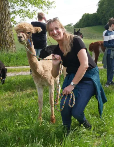 Weibliche Teilnehmerin mit Alpaka
