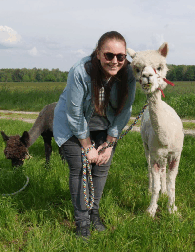 Weibliche Besucherin mit Alpaka