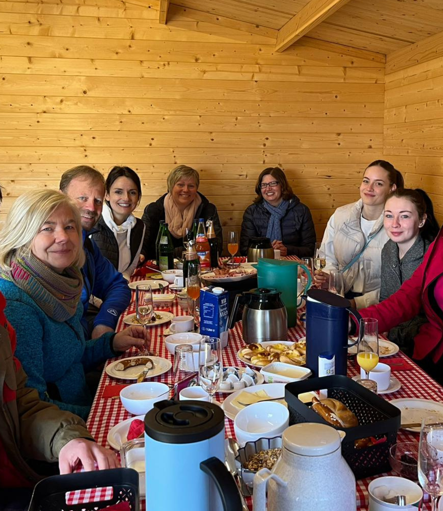 private Alpakawanderung Frühstück Frühstück mit Freunden in Hütte