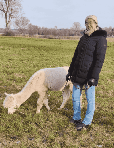weiblicher Gast mit Alpaka