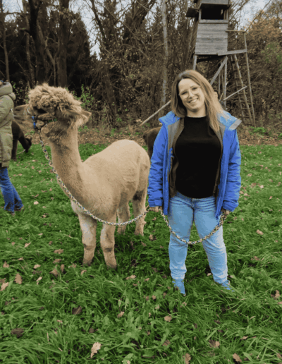 Gast lächelt in die Kamera